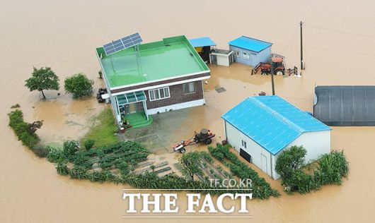 17일 수도권과 충청권을 중심으로 강한 비가 쏟아지면서 고가도로 옹벽이 무너지고 차량이 침수되는 등 4명의 사상자가 발생했다. /당진=박헌우 기자