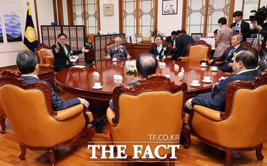 우원식 국회의장이 17일 국회에서 열린 제77주년 제헌절 경축식에 앞서 전직 국회의장과 원로, 제헌유족 등과 환담하고 있다.