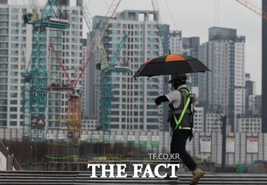 국내 주요 건설사들이 기후변화 대응 전략을 수립·추진하고 있다. 사진은 지난 6일 서울 시내 한 공사현장에서 근로자들이 이동하고 있다. /뉴시스