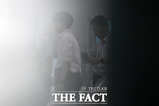 지난 8일 오후 '김건희 특검팀'이 윤상현 국민의힘 의원에 대한 압수수색을 실시한 가운데 서울 여의도 국회 의원회관 윤상현 의원 사무실에서 관계자들이 분주히 움직이고 있다. /남윤호 기자