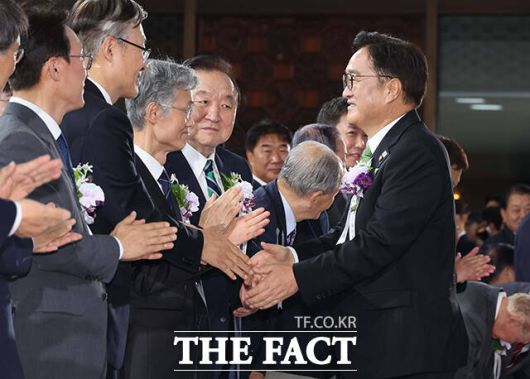 참석자들과 인사하는 우원식 국회의장.