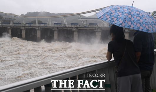 호우경보는 전남 나주·담양·곡성·구례·장성·화순·광양·영암·무안·함평·영광·목포·신안(흑산면 제외)·흑산도·홍도, 전북 고창·임실·순창·정읍·남원, 경북 청도·성주, 경남 밀양·의령·함안·창녕·진주·하동·산청·함양·합천, 광주, 대구(군위 제외) 등에 발령됐다. /하남=이새롬 기자