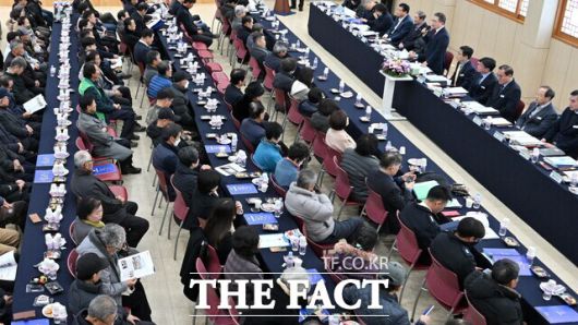 김진열 군수는 임기 3년 동안 지역 내 전체 182개 마을을 직접 방문해 주민의 목소리 청취한 후 군정에 반영해 행정 신뢰도와 투명성을 높이고 있다. /군위군