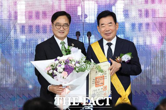 김진표 전 국회의장에게 국민훈장 수여하는 우원식 국회의장.