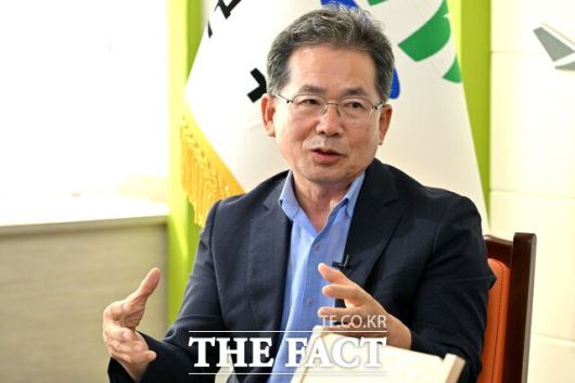 취임 3주년을 맞은 김진열 군위군수가 더팩트 기자와 인터뷰를 하고 있다. /군위군