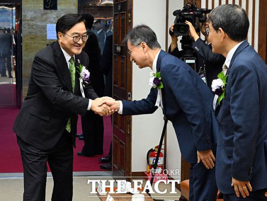 최재해 감사원장과 인사하는 우원식 국회의장.