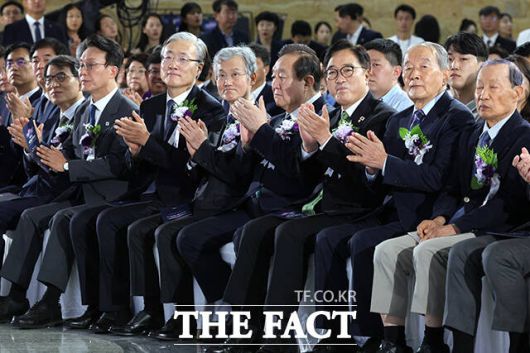 영상 시청하는 우원식 국회의장과 참석자들.