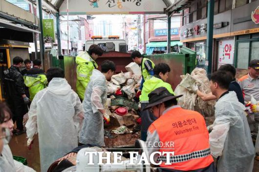 당진시가 지난 16일부터 내린 집중호우로 발생한 피해 복구에 총력을 기울이고 있다. /당진시