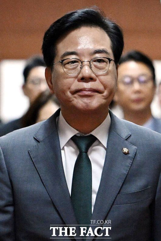 국회의장실 항의 방문 마친 뒤 이동하는 송 비대위원장.