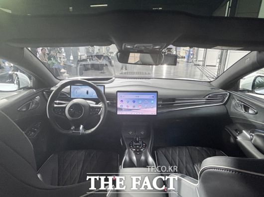 회전형 12.8인치 디스플레이와 10.25인치 디지털 클러스터, 헤드업 디스플레이(HUD), 무선 충전 패드, 열선 스티어링 휠, 운전석 메모리 포함 전동·통풍·열선 시트 등 주요 편의사양이 빠짐없이 탑재됐다. /황지향 기자