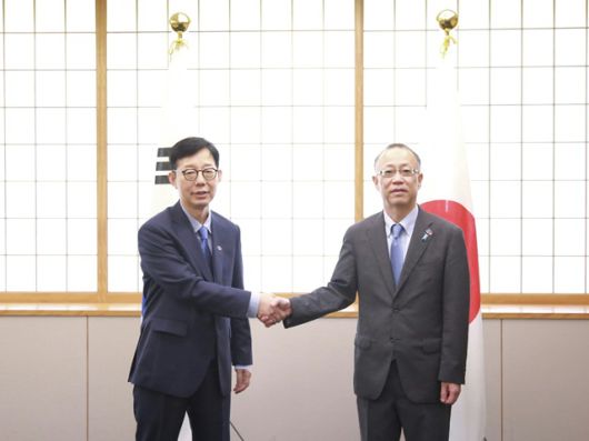 박 차관은 같은 날 후나코시 사무차관과 한일 외교차관회담을 갖고, 양국 관계 및 지역 현안에 대해 논의했다. 사진은 후나코시 사무차관과 악수하는 박 차관. /외교부