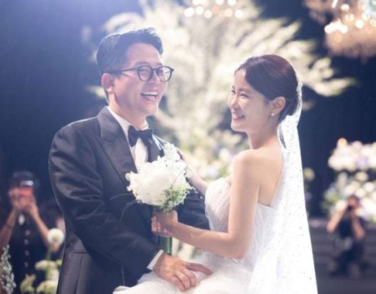 '25호 개그맨 부부'로 탄생한 김준호 김지민 커플의 결혼식에는 예능프로그램 '미운 우리 새끼' 출연진 및 연예계 선후배 동료들을 포함, 1200명 여명의 하객들이 참석해 두 사람의 앞날을 응원하고 축복했다. /아이웨딩