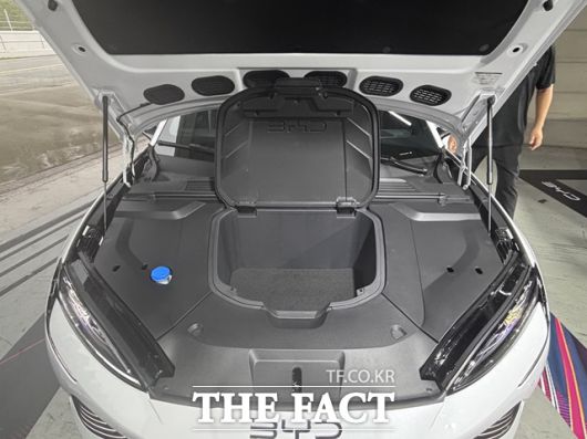 전면 보닛 아래에는 약 53ℓ 용량의 프렁크(전면 트렁크)가 마련돼 소형 가방이나 충전 케이블을 수납할 수 있다. 전기차 전용 플랫폼 기반 모델답게 실내외 공간 효율성이 뛰어나며 프렁크 내부는 별도의 커버로 정리돼 있어 실용성과 디자인 모두 고려한 느낌이다. /황지향 기자