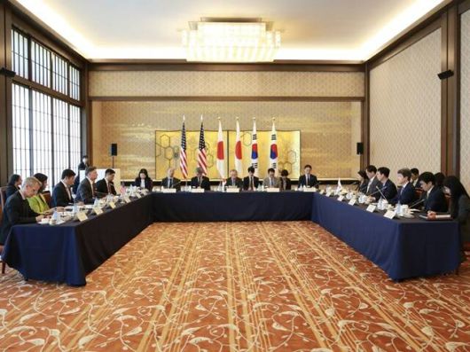 박윤주 외교부 1차관은 이날 크리스토퍼 랜다우 미국 국무부 부장관, 후나코시 다케히로 일본 외무성 사무차관과 제15차 한미일 외교차관협의회를 열고 한반도 문제, 경제·지역·글로벌 협력·한미일 협력 강화 방안 등을 논의했다. 사진은 제15차 한미일 외교차관협의회 모습. /외교부