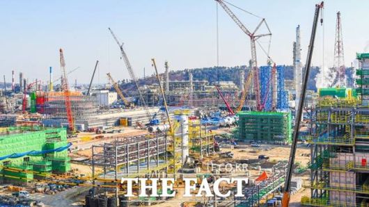 18일 에쓰오일이 공개한 2024년 지속가능경영보고서에 따르면 지난해 온실가스 배출량은 전년 대비 13만톤(1.36%) 증가한 983만2000tCO2eq(이산화탄소환산톤·이하 톤)으로 조사됐다. 에쓰오일 샤힌프로젝트 공사현장. /에쓰오일