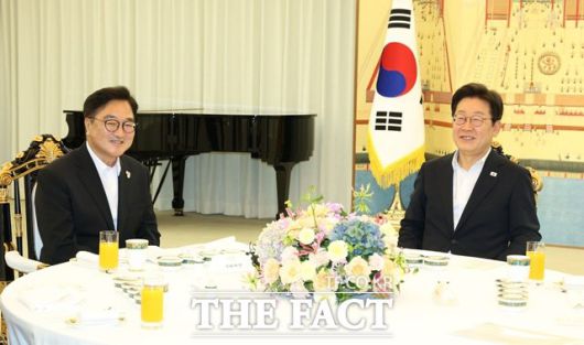 이 대통령이 17일 서울 한남동 관저에서 우원식 국회의장과 만찬에 앞서 환담하는 모습. /뉴시스