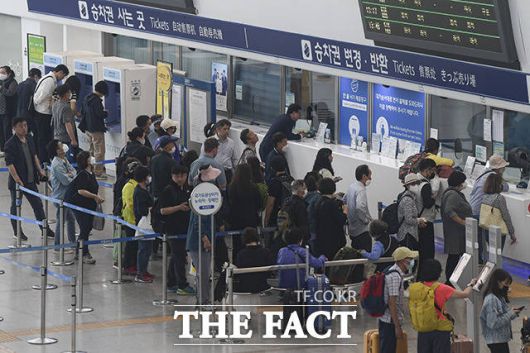 집중호우로 중단됐던 열차 운행이 일부 구간을 제외하고 순차적으로 재개됐다. 사진은 기사와 무관. /서예원 기자