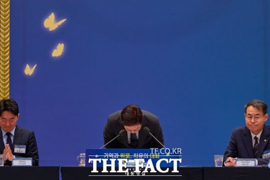 이재명 대통령이 16일 서울 종로구 청와대 영빈관에서 열린 '기억과 위로, 치유의 대화' 행사에서 사회적 참사 유가족들을 향해 허리를 숙여 사과하는 모습. /대통령실