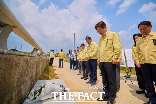 이번 주, 전국 곳곳에서 기록적인 폭우가 내린 가운데 이재명 대통령이 국민 안전을 살피는 행보를 이어갔다. 사진은 이 대통령이 14일 충북 청주시 흥덕구 오송읍 궁평2지하차도 참사 현장을 찾아 묵념하는 모습. /대통령실