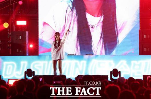 DJ수빈이 써머 비트 페스티벌에서 열정적인 무대를 선보이고 있다./시흥시