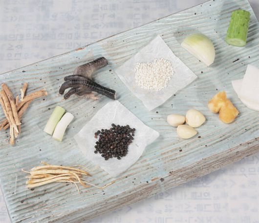 우리맛닭을 활용한 삼계탕을 만들기 위한 기본육수에 들어가는 재료./농촌진흥청