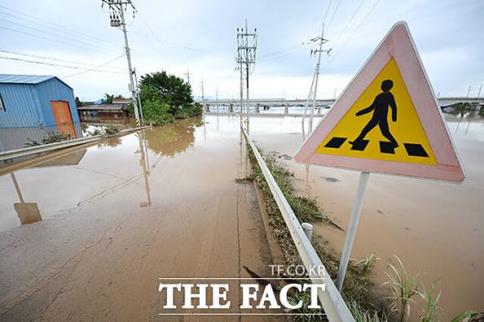 18일 오후 충남 예산군 고덕면 일대 도로가 집중호우로 물에 잠겨 있다. /박헌우 기자
