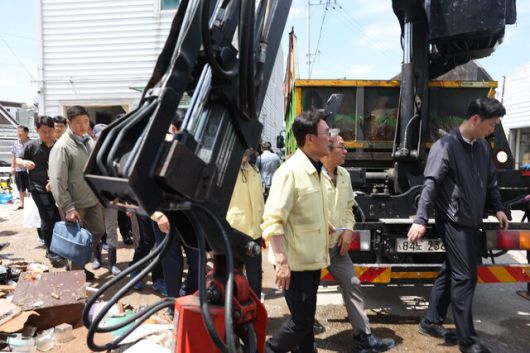 김 총리는 이날 현장 점검 뒤 취재진과 만나 '이재민을 위한 소통 창구 필요성'과 관련한 물음에 "총리실이 직접 소통하는 창구를 하나 개설해서 입구를 다양화하는 것"이라며 "가칭 '총리의 전화'라든지 이런 이름으로 준비를 하고 있다"고 말했다. /김 총리 페이스북 갈무리