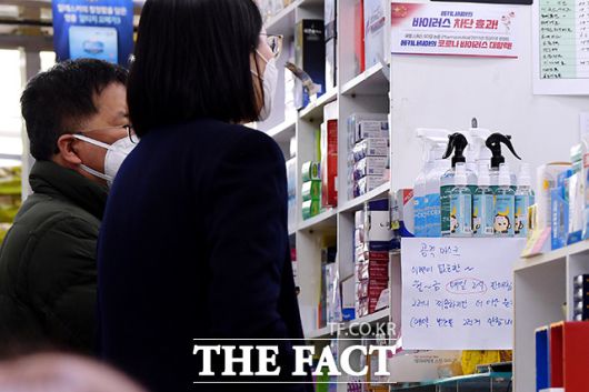 환자들은 대부분 긍정적인 반응이다. 몸이 불편한 상태로 먼 거리까지 이동해야 하는 불편함을 없앨 수 있다는 것이다. 약국 측도 환자들 편의를 위한 일종의 '셔틀버스'라는 설명이다. 사진과 기사는 무관함. /이선화 기자