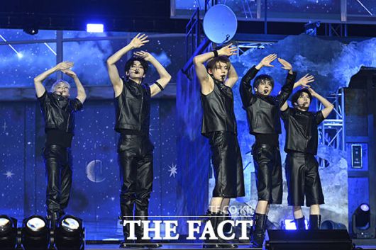 투모로우바이투게더가 21일 오후 서울 동대문구 경희대학교 평화의전당에서 열린 '별의장:TOGETHER' 발매 기념 쇼케이스에 참석해 타이틀곡 'Beautiful Strangers' 무대를 펼치고 있다. /장윤석 기자