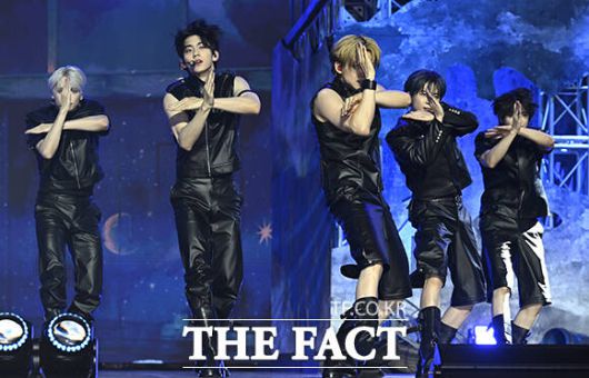 투모로우바이투게더가 21일 오후 서울 동대문구 경희대학교 평화의전당에서 열린 '별의장:TOGETHER' 발매 기념 쇼케이스에 참석해 타이틀곡 'Beautiful Strangers' 무대를 펼치고 있다. /장윤석 기자