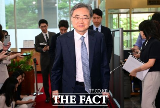 조 장관은 이날 취임사에서 "새 정부는 초유의 상황에서 출범했고 외교부에 대한 우리 국민의 기대는 매우 크다"며 "이러한 기대에 부응해 여러분 모두 사명감과 주인 의식을 갖고 업무를 추진해 주길 바란다"고 당부했다. /임영무 기자