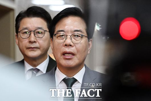 국민의힘은 강 후보자에 대한 인사청문 경과보고서가 재송부돼도 채택하지 않겠다는 입장이다. 송언석 국민의힘 비상대책위원장 겸 원내대표(가운데)는 전날 국회에서 열린 최고위원회의에서 "특히 '강 후보자만은 절대 안 된다'는 국민 여론을 무시하고 기어이 임명 강행하겠다는 이 대통령의 오기 인사가 매우 개탄스럽다"고 비판했다. /남윤호 기자