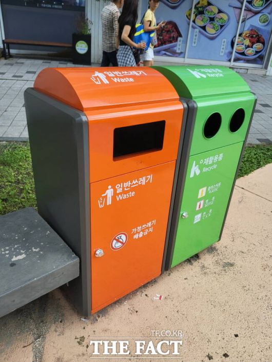 성남시가 중원구 여수동에 설치한 가로 쓰레기통./성남시