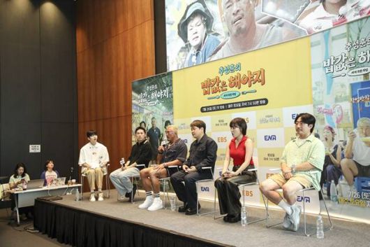 ENA 새 예능프로그램 '추성훈의 밥값은 해야지' 출연진들이 질의응답에 응하고 있다. 이 가운데 추성훈과 이은지 등이 제작진이 물 한 모금도 주지 않을 정도로 자신들이 모든 것을 알아서 해야 했다고 토로해 웃음을 안겼다. /ENA