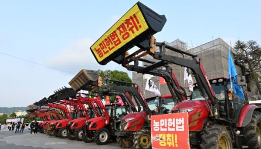 지난 5월 6일 광주 동구 5·18민주광장에 전국농민회총연맹 광주전남연맹이 쌀 수입 중단을 촉구하며 트랙터를 주차했다. / 뉴시스