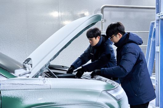 강설 시험 중 아이오닉 9 차량의 프렁크 눈 유입 여부를 확인하는 모습. /현대차그룹