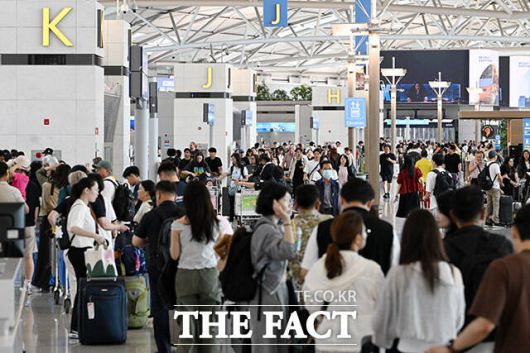 '여름 휴가 시작' 붐비는 인천공항 출국장.