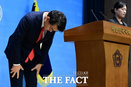 '윤 어게인' 토론회냐는 비판 등 여러 논란에 고개 숙인 윤상현 의원.