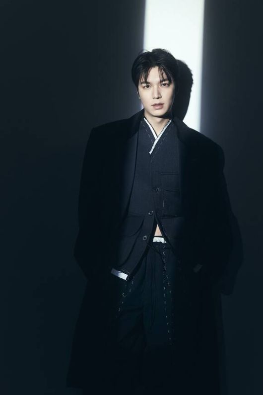 이민호는 "30대에 접어든 순간부터 다작하겠다고 마음먹었다. 지금 제가 느끼는 정서들을 많이 남겨서 지금을 기억하고 싶다"고 말했다. /MYM엔터테인먼트