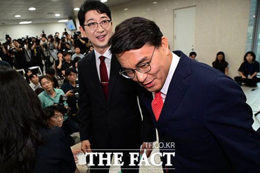 주 의원을 격려한 윤상현 의원이 기자회견장으로 발걸음을 돌리고 있다.