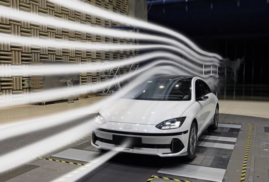 남양연구소 공력시험동에서 아이오닉 6 차량으로 유동 가시화 시험을 하는 모습. /현대차그룹