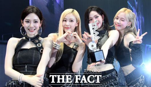 에스파는 '2024 더팩트 뮤직 어워즈'에서 대상을 비롯해 올해의 아티스트와 리스너스 초이스까지 품에 안았다. 사진은 '2024 더팩트 뮤직 어워즈' 당시 모습. /이효균 기자