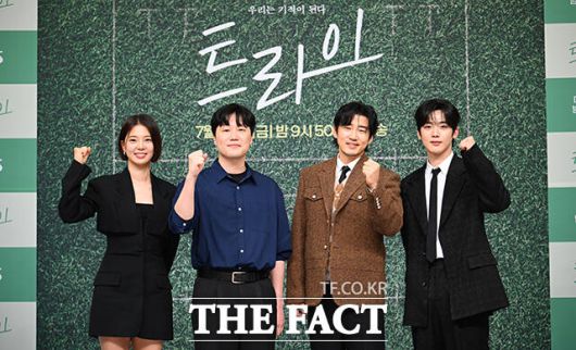 배우 임세미, 장영석 감독, 배우 윤계상 김요한(왼쪽부터)이 25일 오후 서울 서울 양천구 목동 SBS에서 열린 SBS 금토드라마 '트라이: 우리는 기적이 된다' 제작발표회에 참석해 포즈를 취하고 있다. /박헌우 기자