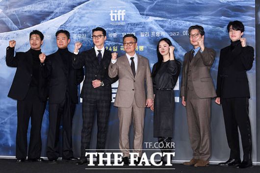 배우 박훈과 조우진, 현빈, 우민호 감독, 배우 전여빈, 유재명, 이동욱(왼쪽부터)이 호흡을 맞춘 영화 '하얼빈'이 제34회 부일영화상 최다 부문 후보에 올랐다. /서예원 기자