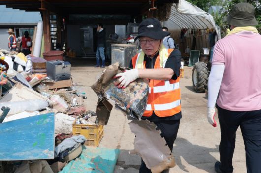 국민의힘 송언석 비상대책위원장과 김정재 정책위의장, 정점식 사무총장을 포함한 의원 40여 명이 22일 충남 예산을 방문했고, 김문수 당대표 예비후보도 같은 곳을 찾아 복구 작업에 참여했다. /정점식 사무총장 SNS