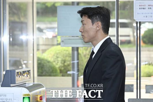 황의조는 지난 2022년 피해자 2명의 동의 없이 성관계 영상을 불법촬영한 혐의로 2024년 기소됐다. /서울중앙지방법원= 장윤석 기자