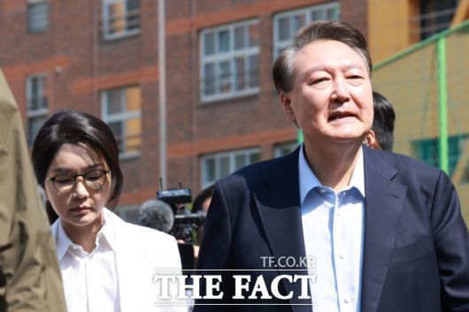 특검팀은 윤 전 대통령이 오는 29일 10시 피의자로 출석해 조사를 받아야 한다는 내용의 수사 협조 요청서를 서울구치소장에게 보냈다. 윤 전 대통령은 공천개입 의혹을 두고 조사를 받을 예정이다. /임영무 기자(현장풀)