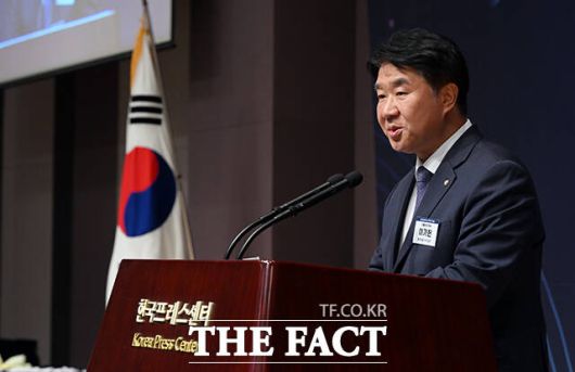 이기헌 더불어민주당 원내대표 비서실장이 축사를 하고 있다.