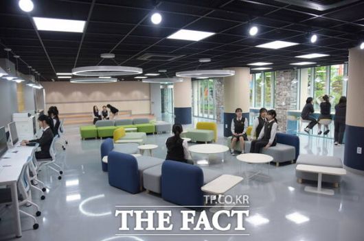 대전여자상업고등학교 미래관 두드림실에서 학생과 교사가 자유롭게 다양한 커뮤니티 활동을 하는 모습이다. /대전시교육청