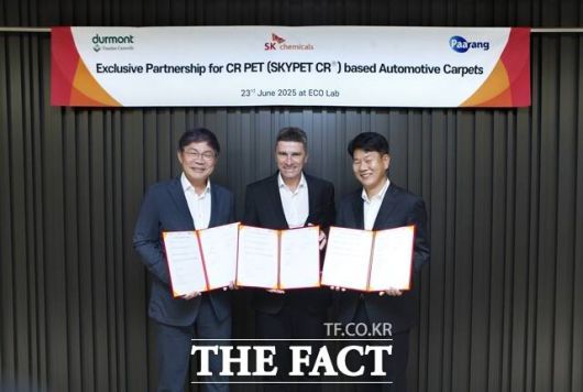 29일 업계에 따르면 이재명 대통령이 올해 안에 탈플라스틱 로드맵을 마련하고 차질없이 추진하겠다고 공언하면서 업계는 친환경 플라스틱 전환의 분수령이 될 수 있다는 기대감을 드러내고 있다. 안재현 SK케미칼 사장(왼쪽부터), 요세프 제틀(Josef Zettl) 듀몬트 대표, 이동섭 파아랑 대표가 6월25일 경기 성남시 SK케미칼 본사에서 체결식을 마치고 기념사진을 촬영하고 있다. /SK케미칼